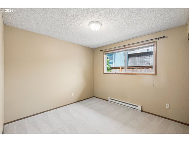 255 W BERKELEY St, Gladstone, OR 97027