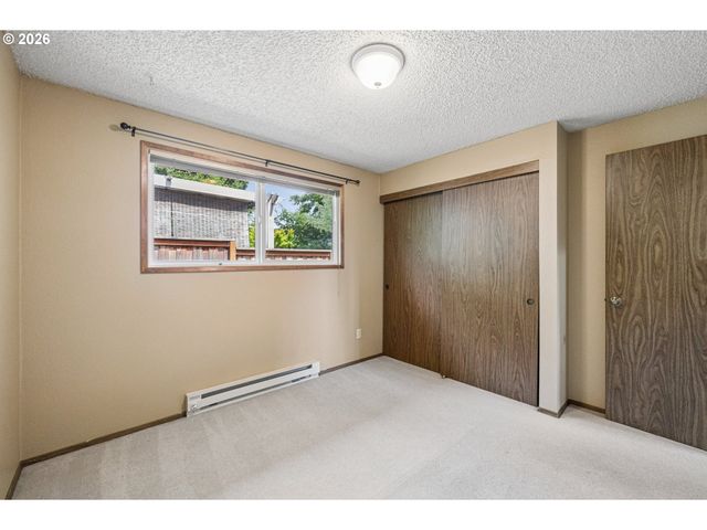 255 W BERKELEY St, Gladstone, OR 97027