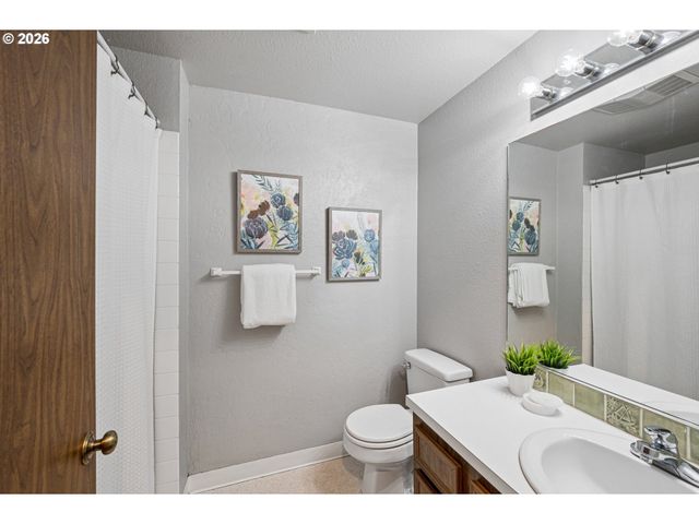255 W BERKELEY St, Gladstone, OR 97027