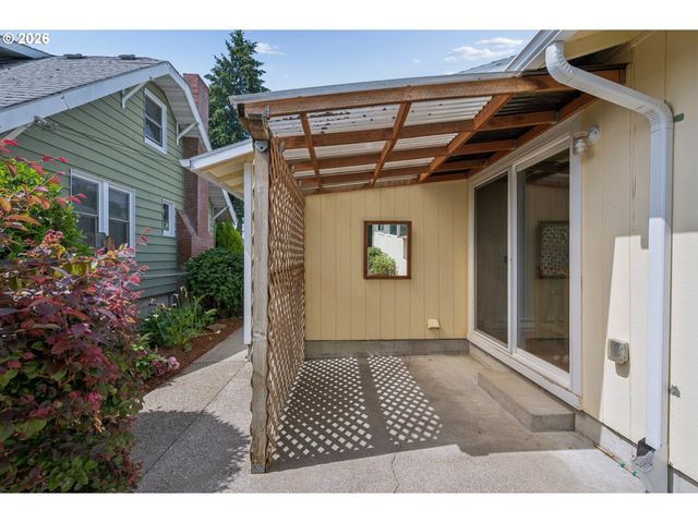 255 W BERKELEY St, Gladstone, OR 97027