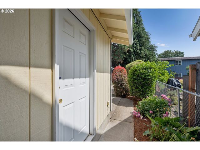 255 W BERKELEY St, Gladstone, OR 97027