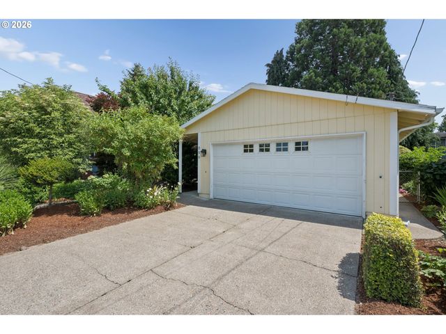 255 W BERKELEY St, Gladstone, OR 97027