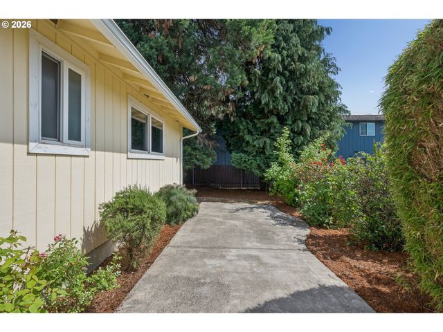 255 W BERKELEY St, Gladstone, OR 97027