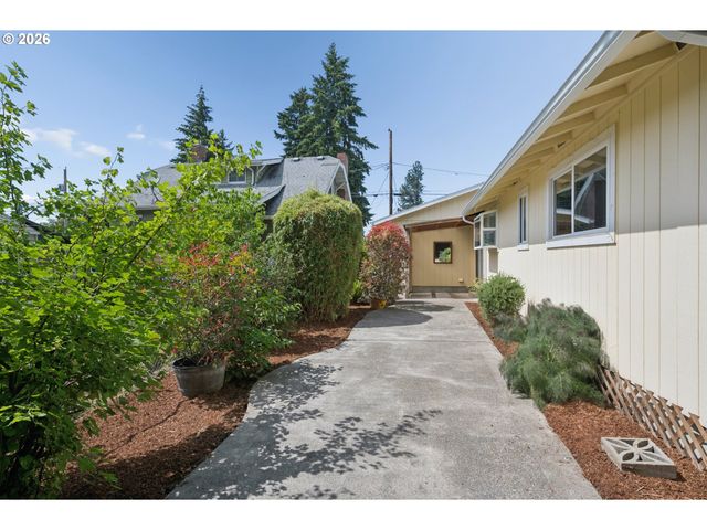 255 W BERKELEY St, Gladstone, OR 97027
