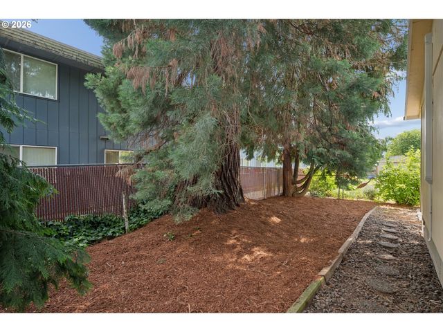 255 W BERKELEY St, Gladstone, OR 97027