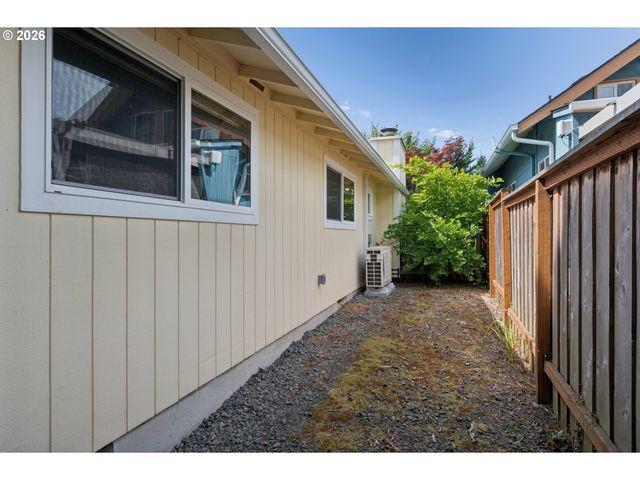 255 W BERKELEY St, Gladstone, OR 97027