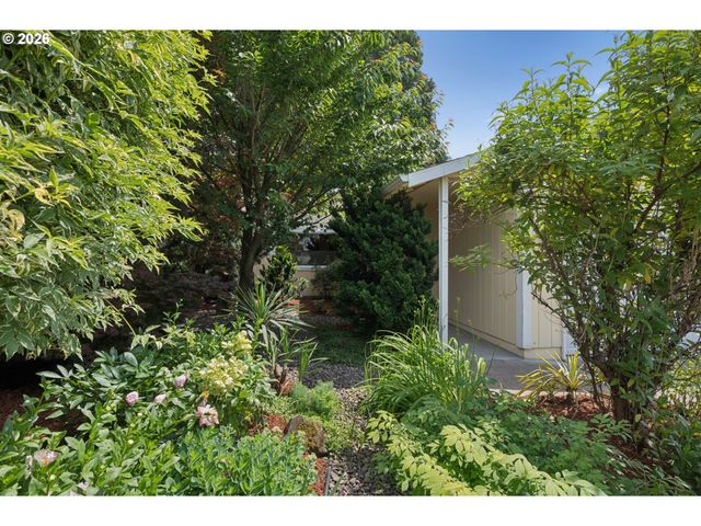 255 W BERKELEY St, Gladstone, OR 97027