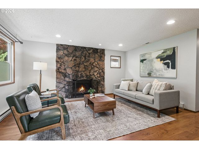 255 W BERKELEY St, Gladstone, OR 97027