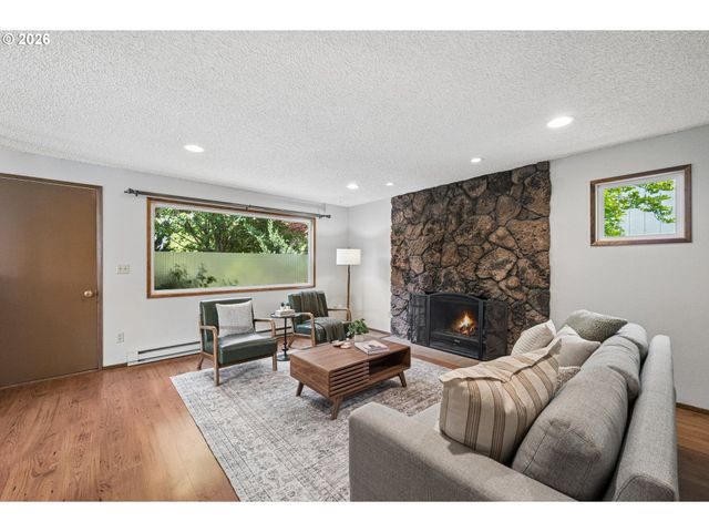 255 W BERKELEY St, Gladstone, OR 97027