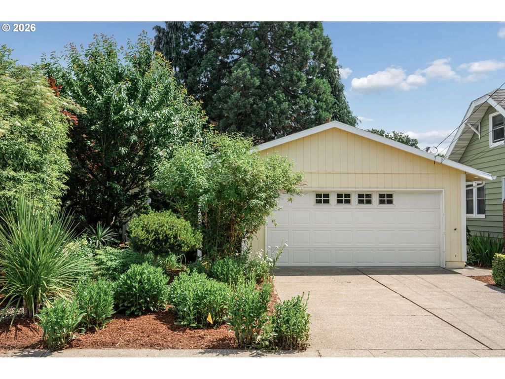255 W BERKELEY St, Gladstone, OR 97027