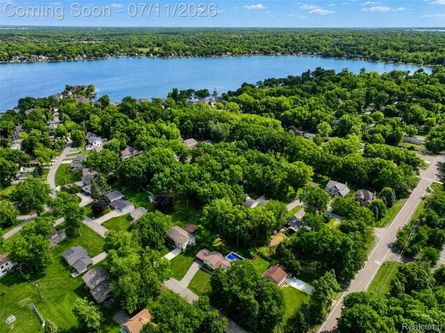 2479 Anchor Bay Lane, West Bloomfield Charter Township, MI 48324