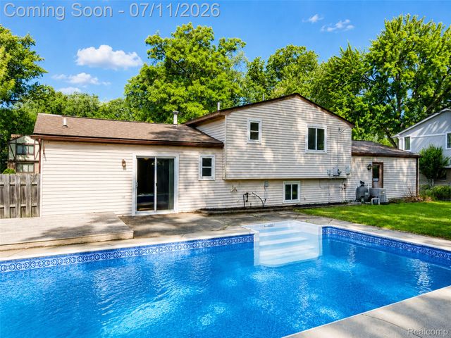 2479 Anchor Bay Lane, West Bloomfield Charter Township, MI 48324