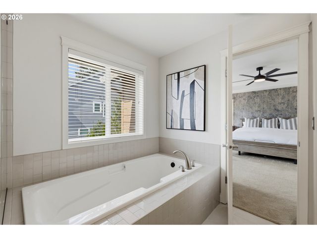 15655 Sw GREENFIELD Dr, Portland, OR 97224