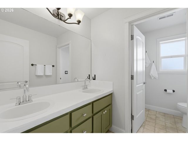 15655 Sw GREENFIELD Dr, Portland, OR 97224