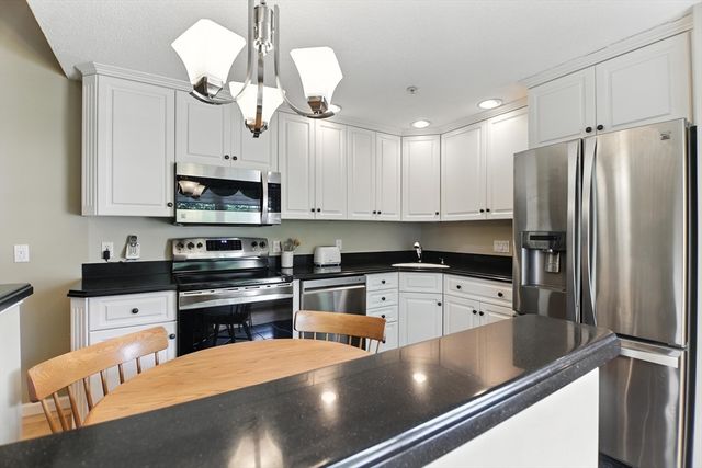 17 Castle Hill Rd G, Agawam, MA 01001