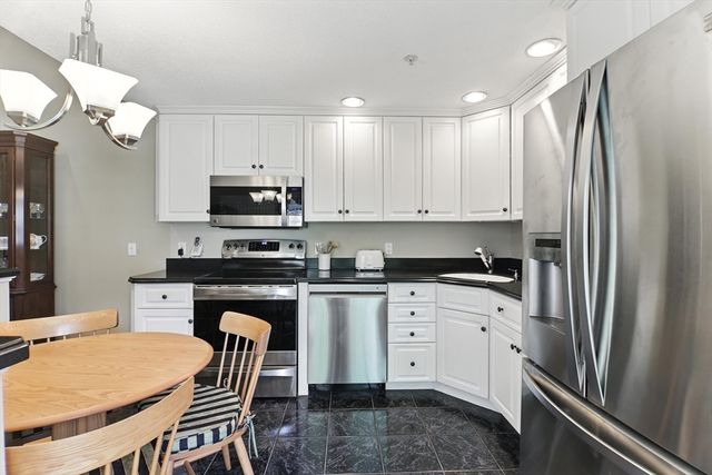 17 Castle Hill Rd G, Agawam, MA 01001