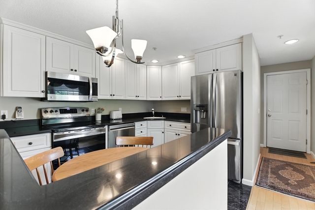 17 Castle Hill Rd G, Agawam, MA 01001