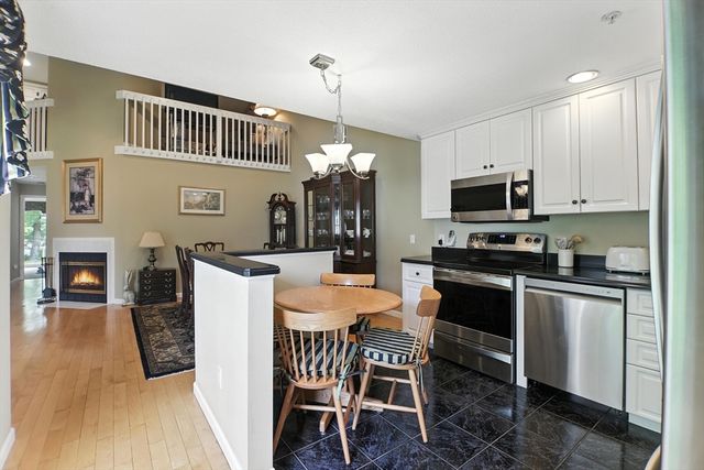 17 Castle Hill Rd G, Agawam, MA 01001