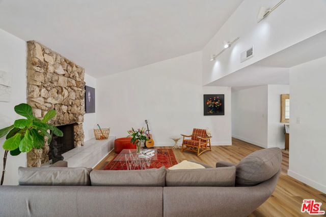 22429 Bessemer Street, Woodland Hills (los Angeles), CA 91367