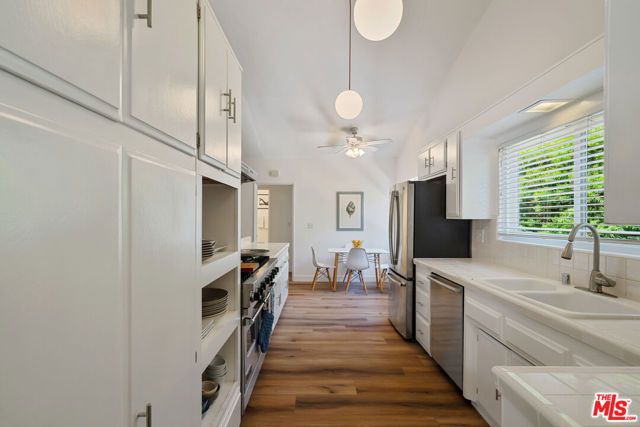 22429 Bessemer Street, Woodland Hills (los Angeles), CA 91367