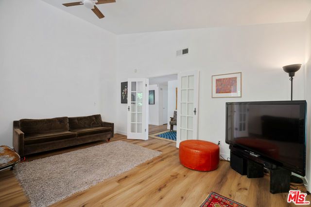 22429 Bessemer Street, Woodland Hills (los Angeles), CA 91367