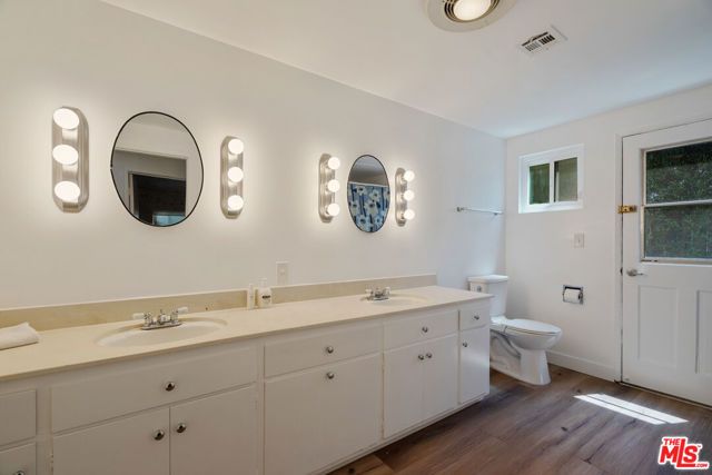 22429 Bessemer Street, Woodland Hills (los Angeles), CA 91367