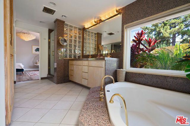 22429 Bessemer Street, Woodland Hills (los Angeles), CA 91367