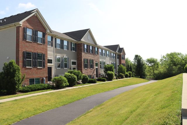 1603 Deer Pointe Drive, South Elgin, IL 60177