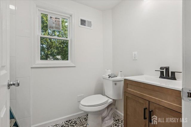 38 Lincoln Avenue, Colonia, NJ 07067