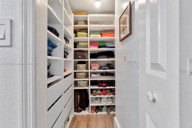 3401 N Country Club Dr 406, Aventura, FL 33180