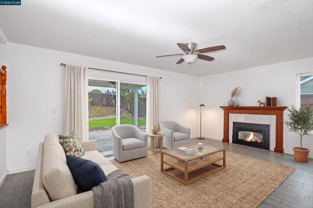 196 Bittercreek Dr, Folsom, CA 95630