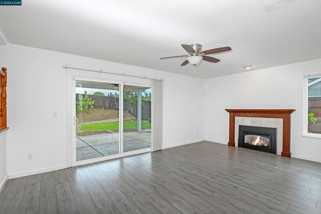 196 Bittercreek Dr, Folsom, CA 95630