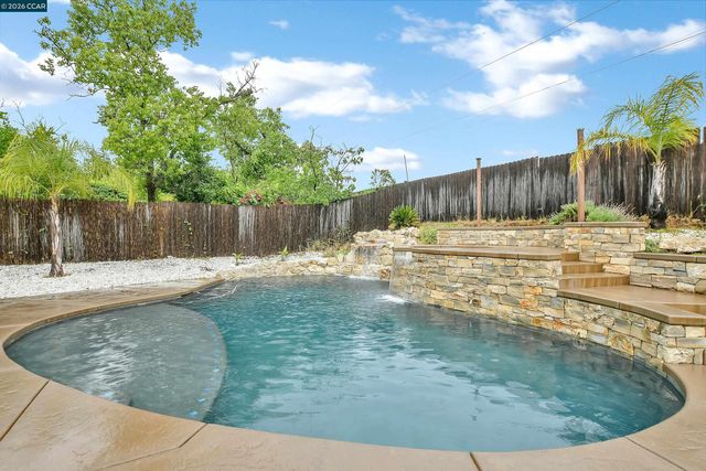 196 Bittercreek Dr, Folsom, CA 95630