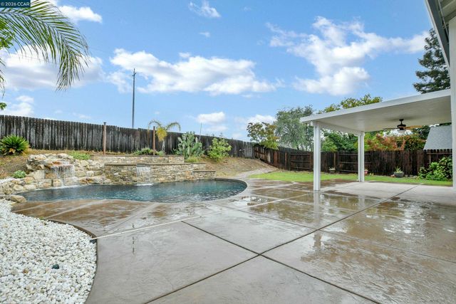 196 Bittercreek Dr, Folsom, CA 95630
