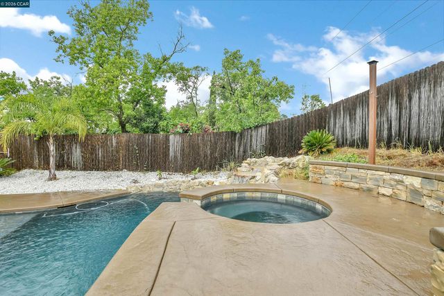 196 Bittercreek Dr, Folsom, CA 95630