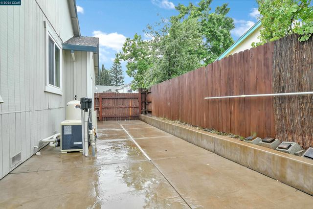 196 Bittercreek Dr, Folsom, CA 95630
