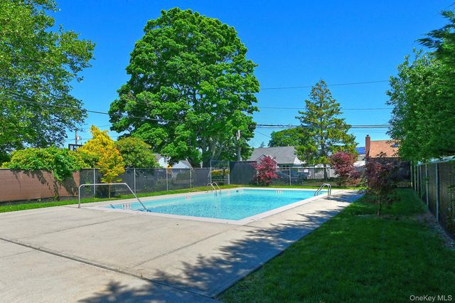 172 Edmunton Drive D9, North Babylon, NY 11703