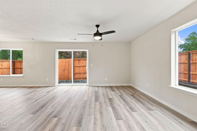 155 SE Champagne Court, Grants Pass, OR 97527