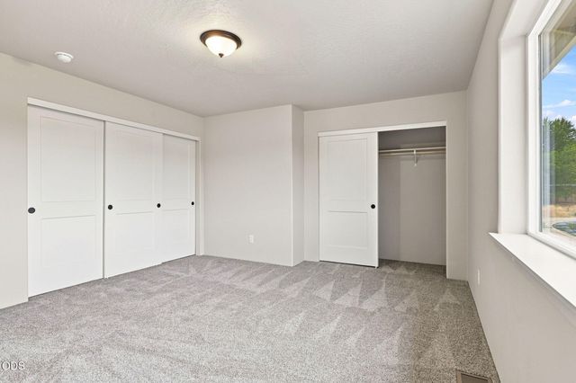 155 SE Champagne Court, Grants Pass, OR 97527