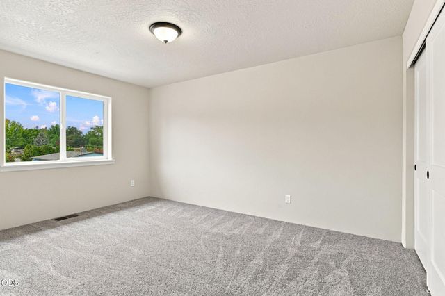 155 SE Champagne Court, Grants Pass, OR 97527