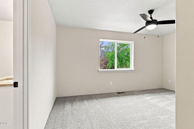 155 SE Champagne Court, Grants Pass, OR 97527