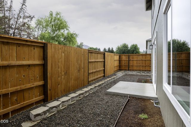 155 SE Champagne Court, Grants Pass, OR 97527