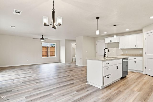 155 SE Champagne Court, Grants Pass, OR 97527