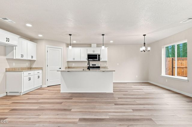 155 SE Champagne Court, Grants Pass, OR 97527