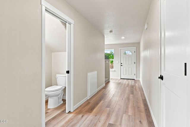 155 SE Champagne Court, Grants Pass, OR 97527
