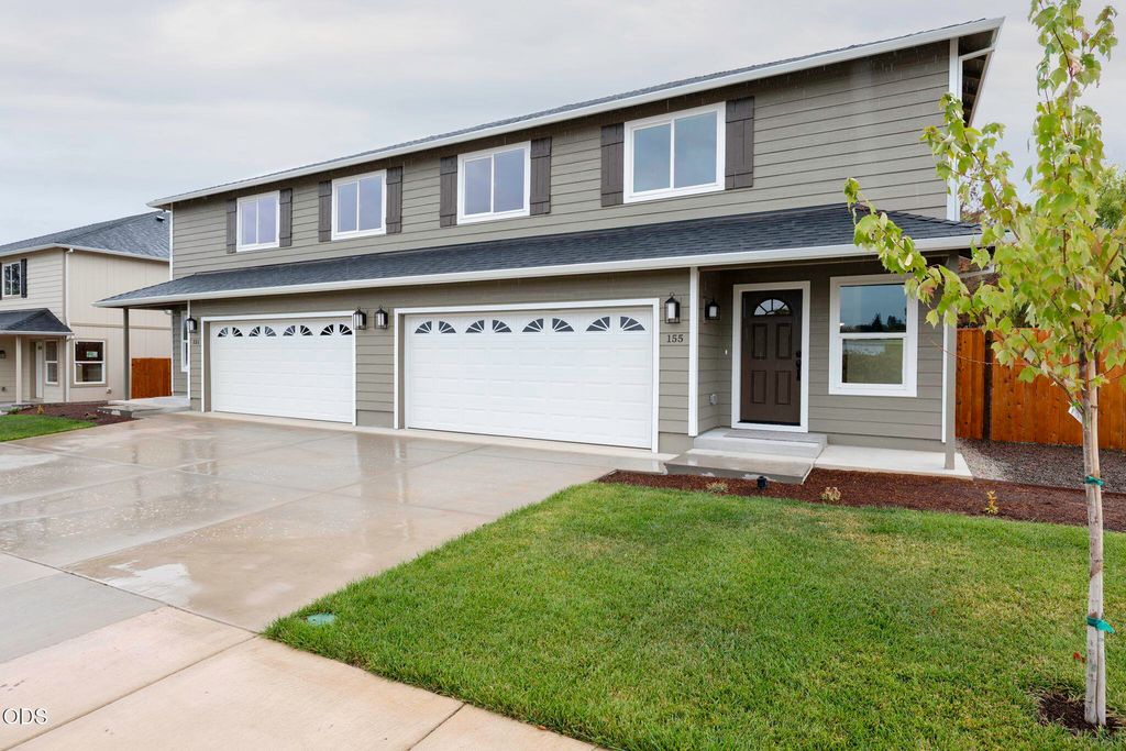 155 SE Champagne Court, Grants Pass, OR 97527