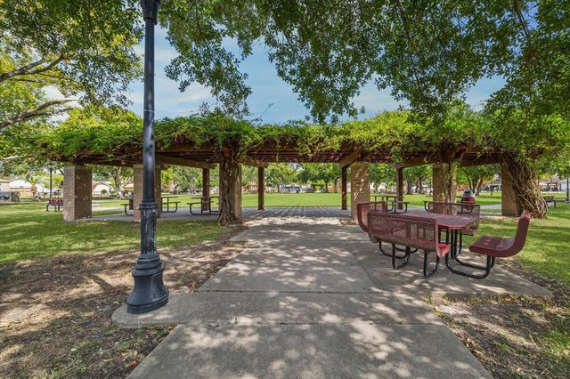 507 Blue Willow Drive, Houston, TX 77042