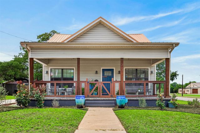 217 N Walnut Ave N, Luling, TX 78648