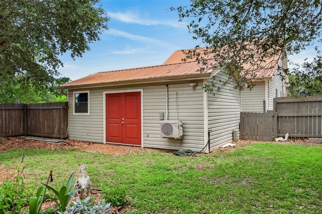 217 N Walnut Ave N, Luling, TX 78648