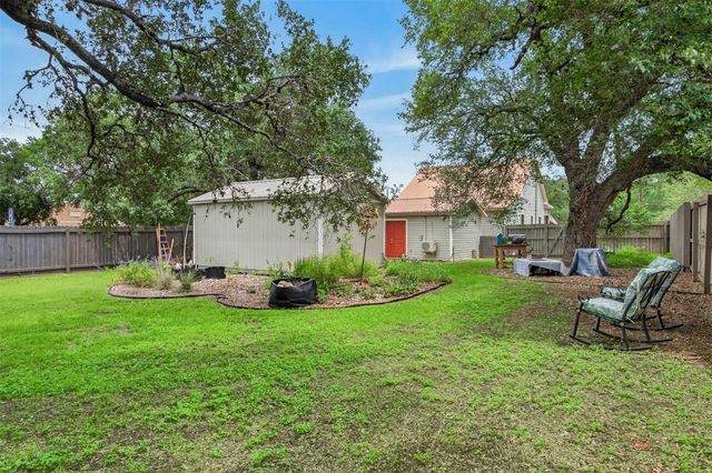 217 N Walnut Ave N, Luling, TX 78648
